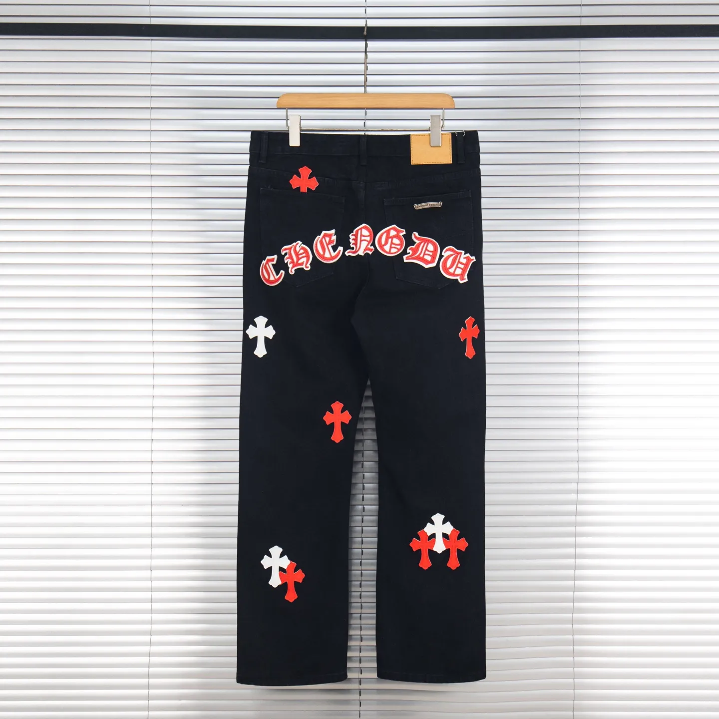 P260 Chrome Hearts Black Pants Sanskrit Red and White Patch Leather Jeans CH jeans need to be washed before being dismantled and then hand-stitched with sheepskin cross leather and then spliced ​​together. The whole piece has too many craftsmanship to explain. The patches are decorated with cross patterns and the high-waisted washed jeans! ! Absolutely high-end luxury products, god-level single products and super popular products, made with top heavy industry, a must-see magic weapon. Customized hardware. The fabric is thick and soft after washing. It has good breathability. Customized small leather label. Unique design. The details are simple and elegant, and the workmanship is exquisite. The entire trousers are neatly routed and the details are in place! It’s so cool that both men and women can easily control the genderless trend! Style number: 1872# Color: black Size: 28 30 32 34